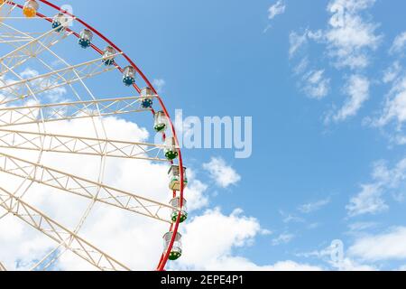 immense magnifique grande roue au parc d'attractions dans un ciel bleu avec des nuages arrière-plan.espace de copie. ambiance festive et de loisirs Banque D'Images