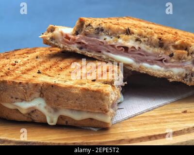 Toast grillé au jambon et au fromage fondu Banque D'Images