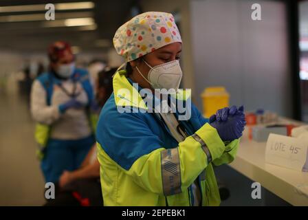 Madrid, Espagne. 27 février 2021. Membres de SUMMA 112 lors d'une vaccination de masse AstraZeneca Covid-19 au stade Wanda Metropolitan de l'Atletico Madrid, en Espagne. Date de la photo: Samedi 27 février 2021. Crédit photo devrait se lire: Isabel Infantes/EMPICS/Alamy News Live Credit: Isabel Infantes/Alamy Live News Banque D'Images