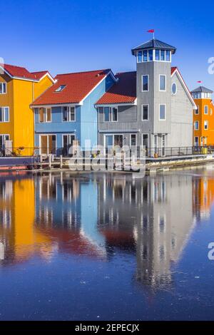 Maisons en bois colorées dans le Reitdiephaven gelé à Groningen, pays-Bas Banque D'Images