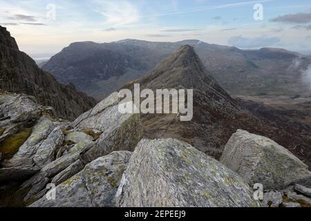 Tryfan, Snowdonia, photographié du flanc est de Glyder Fach. Banque D'Images