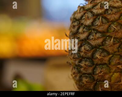 Gros plan artistique de fruits frais à l'ananas en vente sur le marché local, exotique Tropical Healthy Food de l'Amérique du Sud, idéal pour le jus Banque D'Images