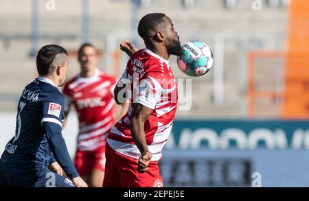 Bochum, Allemagne. 27 février 2021. Football : 2. Bundesliga, VfL Bochum - Würzburger Kickers, Matchday 23 à Vonovia Ruhrstadion. Le défenseur de Bochum Danilo Soares (l) et le buteur de Würzburg Ridge Munsy essayer d'obtenir le ballon. Crédit : Bernd Thissen/dpa - REMARQUE IMPORTANTE : Conformément aux règlements de la DFL Deutsche Fußball Liga et/ou de la DFB Deutscher Fußball-Bund, il est interdit d'utiliser ou d'avoir utilisé des photos prises dans le stade et/ou du match sous forme de séquences et/ou de séries de photos de type vidéo./dpa/Alay Live News Banque D'Images