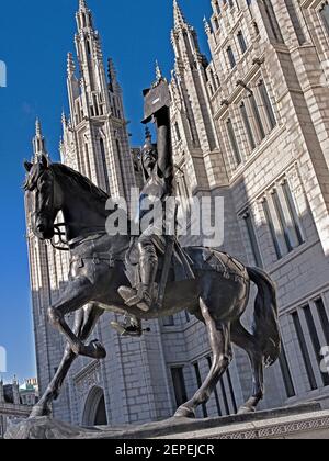 Robert la statue de Bruce avec Marischal College en arrière-plan Banque D'Images