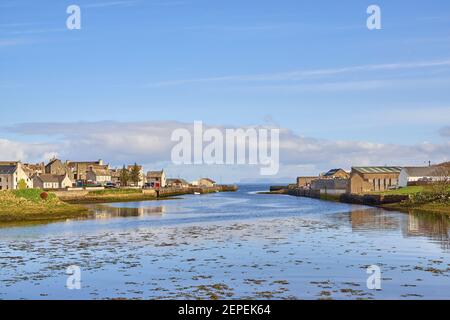 En regardant vers le port de Thurso, vers la mer le long de la rivière Thurso. Rivière Thurso, en regardant vers l'embouchure de la rivière après le port à marée basse. Banque D'Images