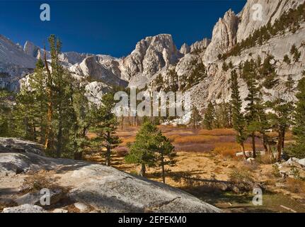 Au Thor Parc Bighorn Marsh au Mont Whitney Trail, automne, John Muir Wilderness, est de la Sierra Nevada, Californie, USA Banque D'Images