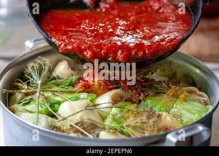 cuisson domestique au poivre farci et aux petits pains au chou. sélection. cuisine traditionnelle ukrainienne et russe Banque D'Images