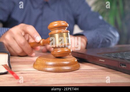 gros plan de la main de la personne frappant le gavel. Banque D'Images