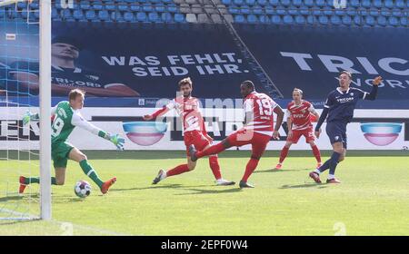 Bochum, Allemagne. 27 février 2021. Firo: 02/27/2021 Soccer: Soccer: 2e saison Bundesliga 2020/21 VfL Bochum - Wurzburg, Kickers Wurzburg, Wuerzburg Robert Zulj, pousses, le, Objectif, à, 1: 0 | utilisation dans le monde crédit: dpa/Alamy Live News Banque D'Images