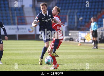 Bochum, Allemagne. 27 février 2021. Firo: 27.02.2021 football: 2e saison Bundesliga 2020/21 VfL Bochum - Wurzburg, Kickers Wurzburg, Wuerzburg duels, Simon Zoller, versus, Martin Hasek | utilisation dans le monde crédit : dpa/Alay Live News Banque D'Images