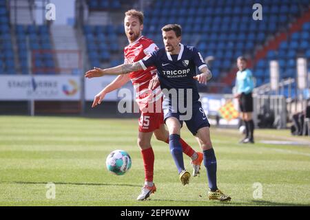 Bochum, Allemagne. 27 février 2021. Firo: 27.02.2021 football: 2e saison Bundesliga 2020/21 VfL Bochum - Wurzburg, Kickers Wurzburg, Wuerzburg duels, Simon Zoller, versus, Martin Hasek | utilisation dans le monde crédit : dpa/Alay Live News Banque D'Images