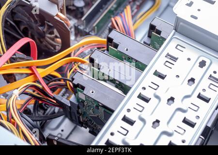 gros plan ouvert pc de bureau pour la maintenance matérielle. hdd raid massive pour le stockage de données. nettoyage de la poussière pour ordinateur concept électronique Banque D'Images
