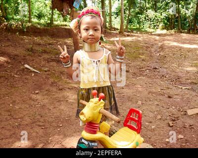 Portrait d'une petite fille de la Karen ou long Tribu de cou Banque D'Images