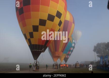 Groupe de ballons à air chaud dans la brume préparation pour prendre Arrêt Banque D'Images