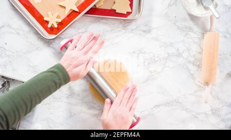 Pose plate. Étape par étape. Faire rouler la pâte à biscuits de sucre pour cuire des biscuits de Noël. Banque D'Images