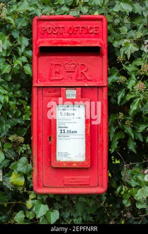 GREAT MISSENDEN, ROYAUME-UNI - 25 NOVEMBRE 2012. Boîte postale, ancienne boîte postale murale rouge Royal Mail dans les zones rurales de l'Angleterre, au Royaume-Uni Banque D'Images