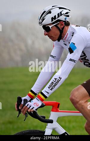 Oliver Naesen belge de l'équipe Citroën AG2R photographié en action lors de la course d'élite masculine de 'Omloop Het Nieuwsblad', course cycliste d'une journée, 201km f Banque D'Images