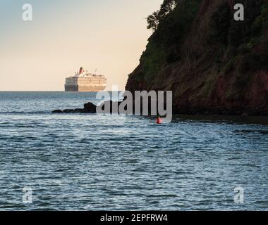 Queen Victoria Liner de la ligne Cunard à l'ancre au large de la côte de Devon pendant la pandémie CV19. Banque D'Images