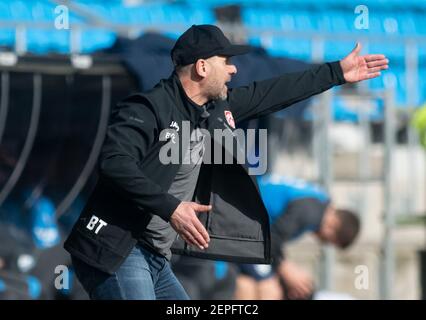 Bochum, Allemagne. 27 février 2021. Football: 2ème Bundesliga, VfL Bochum - Würzburger Kickers, le jour de match 23 à Vonovia Ruhrstadion. L'entraîneur de Würzburg, Bernhard Trares, fait des gestes sur la touche. Crédit : Bernd Thissen/dpa - REMARQUE IMPORTANTE : Conformément aux règlements de la DFL Deutsche Fußball Liga et/ou de la DFB Deutscher Fußball-Bund, il est interdit d'utiliser ou d'avoir utilisé des photos prises dans le stade et/ou du match sous forme de séquences et/ou de séries de photos de type vidéo./dpa/Alay Live News Banque D'Images