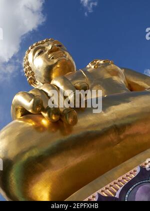 La statue de Bouddha doré de bas angle Banque D'Images