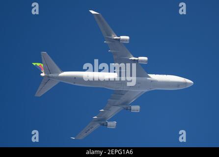 Wimbledon, Londres, Royaume-Uni. 27 février 2021. Soleil chaud à Londres. Un vol cargo AirACT Boeing 747 Jumbo Jet passe au-dessus de Wimbledon après avoir quitté Londres Heathrow pour Zurich dans un ciel bleu clair. Crédit : Malcolm Park/Alay Live News Banque D'Images