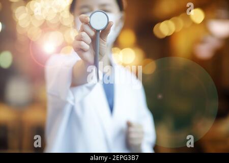 Close up of doctor holding stethoscope Banque D'Images