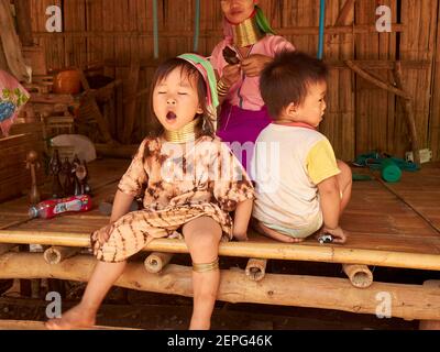 Une Karen ou une fille tribale à long cou avec son unique le collier est un somnambulisme béant Banque D'Images