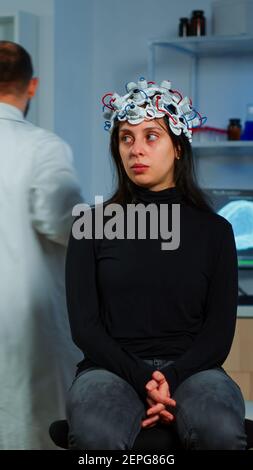 Expert en neuroscience développement expérience du cerveau tenant ordinateur portable explantation à la femme effets secondaires de la tremation du système nerveux. Équipe de scientifiques travaillant en laboratoire de recherche neurologique Banque D'Images