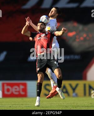 Dominic Solanke (à gauche) de l'AFC Bournemouth et Francisco Sierralta de Watford se battent pour le ballon lors du match du championnat Sky Bet au stade Vitality, à Bournemouth. Date de la photo: Samedi 27 février 2021. Banque D'Images