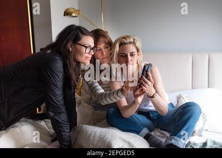 CLEA DUVALL, KRISTEN STEWART et MACKENZIE DAVIS dans LA SAISON LA PLUS HEUREUSE (2020), réalisé par CLEA DUVALL. Crédit : PHOTOS / Album TRISTAR Banque D'Images