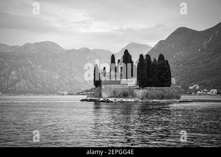 Paysage noir et blanc avec l'île Saint-George dans la baie de Kotor près de la ville de Perast au Monténégro Banque D'Images