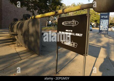 Hampton Park modèle de Confederate sub Hunley et les bénévoles ont doublé pour une présentation en groupe dans le parc Banque D'Images