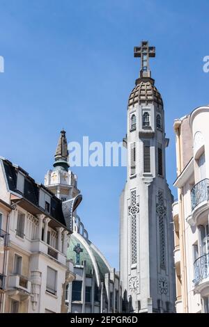 Scène de rue de l'église notre Dame des malades à Vichy France Banque D'Images