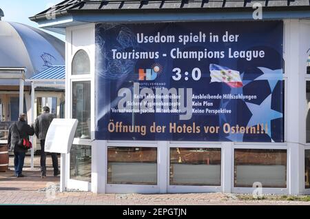 Koserow, Allemagne. 27 février 2021. Une affiche avec les mots "ouverture des hôtels avant Pâques" est accroché sur l'île d'Usedom. Le même jour, les hôteliers de l'île d'Usedom, une ville de vacanciers, ont lancé une campagne d'affiches soulignant les conséquences imminentes de mois de fermetures forcées. Credit: Stefan Sauer/dpa/Alay Live News Banque D'Images