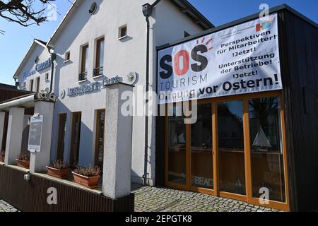 Koserow, Allemagne. 27 février 2021. Une affiche avec les mots 'ouverture avant Pâques' est accroché sur l'île d'Usedom. Le même jour, les hôteliers de l'île d'Usedom, une ville de vacanciers, ont lancé une campagne d'affiches soulignant les conséquences imminentes de mois de fermetures forcées. Credit: Stefan Sauer/dpa/Alay Live News Banque D'Images