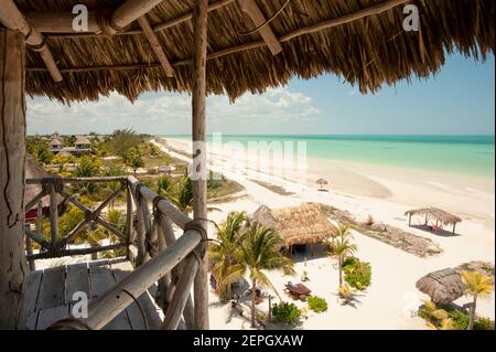 Fantastique vue panoramique aérienne depuis une hutte en bois d'une plage tropicale, Isla de Holbox, Mexique, concept de voyage de vacances. Banque D'Images