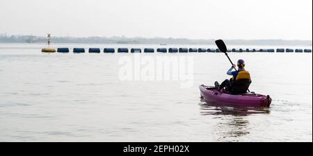 Vue arrière d'une femme en kayak. Pagayer le canoë ou le petit bateau. Kayak, canoë, pagayage Banque D'Images