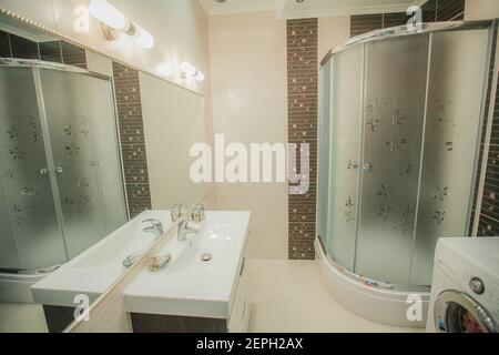 L'intérieur d'un appartement moderne après rénovation. Présentation de l'appartement dans des tons clairs et chaleureux Banque D'Images