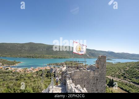 Mali Ston, Croatie - 20 août 2020 : escaliers étroits en pierre jusqu'au village de bord de mer Banque D'Images