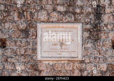 Ston, Croatie - 20 août 2020 : plaque en pierre commémorative sur le mur de Ston en été Banque D'Images