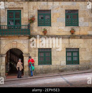 Casa de Gobeirno. 2 hommes colombiens portant un poncho et un chapeau traditionnels. Plaza de Bolívar, Tunja, Boyaca, Colombie, Andes colombiennes, Amérique du Sud Banque D'Images