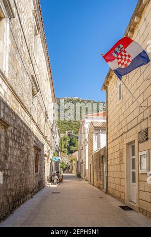 Ston, Croatie - 20 août 2020 : vue sur la rue de la vieille ville avec escalier de ston jusqu'au mur de la ville sur la colline en été matin Banque D'Images