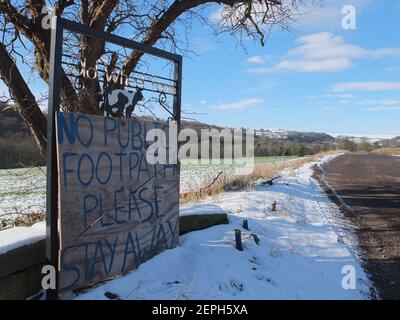 Un panneau de fortune à l'entrée de Old Wheel Farm, Loxley, Sheffield, après une chute de neige ne conseillant aucun droit de passage public pendant le 3e lockdown du coronavirus britannique. Banque D'Images