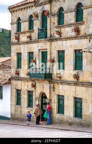 Casa de Gobeirno. 2 hommes colombiens portant un poncho et un chapeau traditionnels. Plaza de Bolívar, Tunja, Boyaca, Colombie, Andes colombiennes, Amérique du Sud Banque D'Images