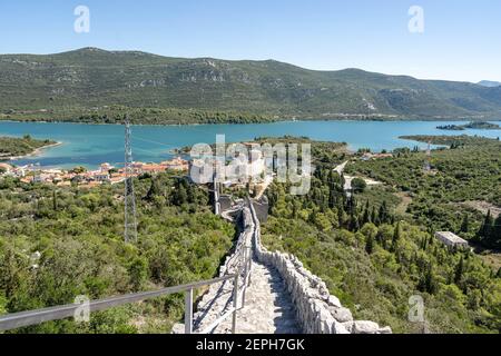 Mali Ston, Croatie - 20 août 2020 : escaliers étroits en pierre jusqu'au village de bord de mer Banque D'Images