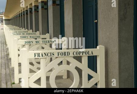 Deauville, Basse-Normandie dans le nord-ouest de la France. Promenade des planches, où le placard de plage est dédié aux acteurs et réalisateurs de films célèbres Banque D'Images