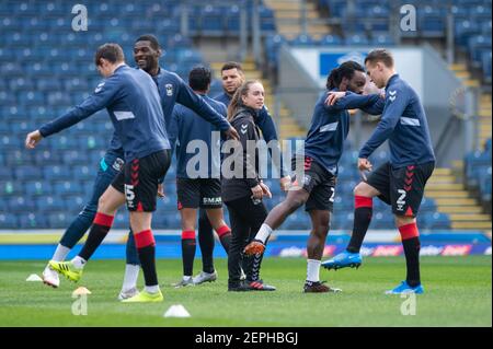 BLACKBURN, ANGLETERRE. 27 FÉVRIER Coventry City s'échauffe avant le match de championnat Sky Bet entre Blackburn Rovers et Coventry City à Ewood Park, Blackburn, le samedi 27 février 2021. (Credit: Pat Scaasi | MI News) Credit: MI News & Sport /Alay Live News Banque D'Images