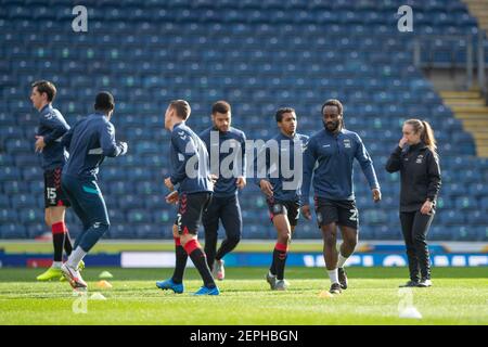 BLACKBURN, ANGLETERRE. 27 FÉVRIER Coventry City s'échauffe avant le match de championnat Sky Bet entre Blackburn Rovers et Coventry City à Ewood Park, Blackburn, le samedi 27 février 2021. (Credit: Pat Scaasi | MI News) Credit: MI News & Sport /Alay Live News Banque D'Images