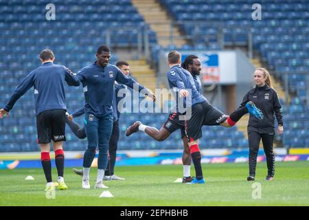 BLACKBURN, ANGLETERRE. 27 FÉVRIER Coventry City s'échauffe avant le match de championnat Sky Bet entre Blackburn Rovers et Coventry City à Ewood Park, Blackburn, le samedi 27 février 2021. (Credit: Pat Scaasi | MI News) Credit: MI News & Sport /Alay Live News Banque D'Images