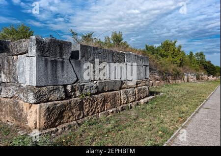 Partie des anciens murs dans le site archéologique de Dion dans le nord de la Grèce Banque D'Images